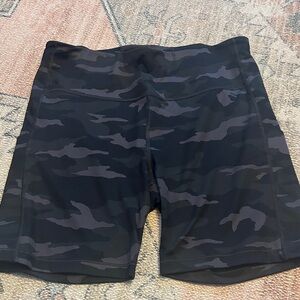 Athleta Black & Charcoal Camo ultimate stash 7 inch Shorts